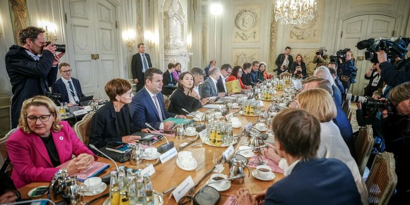 Bundeskanzler Olaf Scholz (SPD) Scholz und seine 16 Minister beraten bei der fünften Klausurtagung der Ampelregierung über die aktuellen Themen der Koalition. - Foto: Kay Nietfeld/dpa