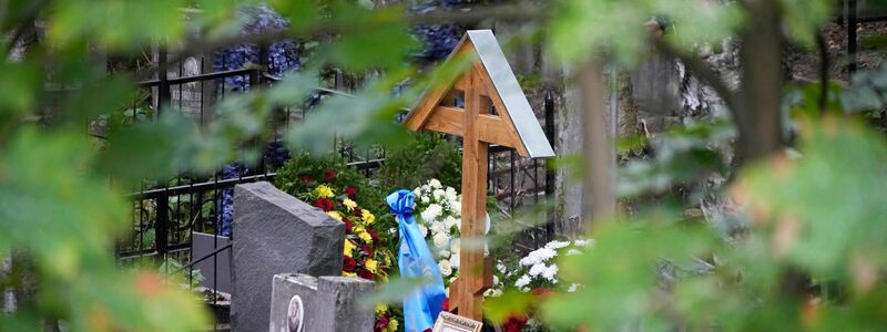 Nach seiner Beerdigung auf dem Friedhof Porochowskoje in St. Petersburg liegen Blumen auf dem Grab von Jewgeni Prigoschin. Über Ort und Zeit der Beisetzung war in Russland seit Tagen spekuliert worden. - Foto: Dmitri Lovetsky/AP/dpa