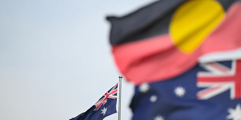 Zwei australische und eine Aborigine-Flagge wehen in Canberra. - Foto: Lukas Coch/AAP/dpa