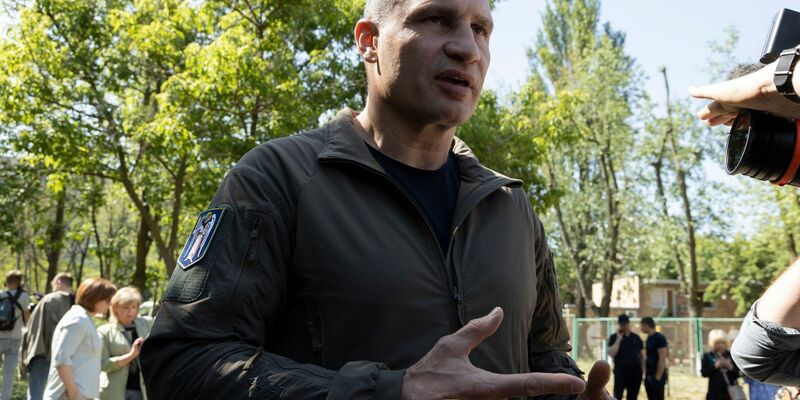 In mindestens zwei Stadtbezirken fielen Raketentrümmer auf Gebäude, teilt Kiews Bürgermeister Vitali Klitschko bei Telegram mit. - Foto: J. Daniel Hud/ZUMA Press Wire/dpa