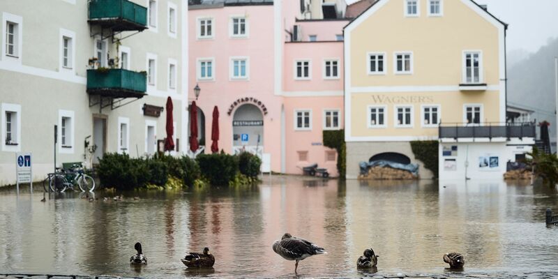 In der Passauer Altstadt ist die Donau über die Ufer getreten. - Foto: Tobias C. Köhler/dpa