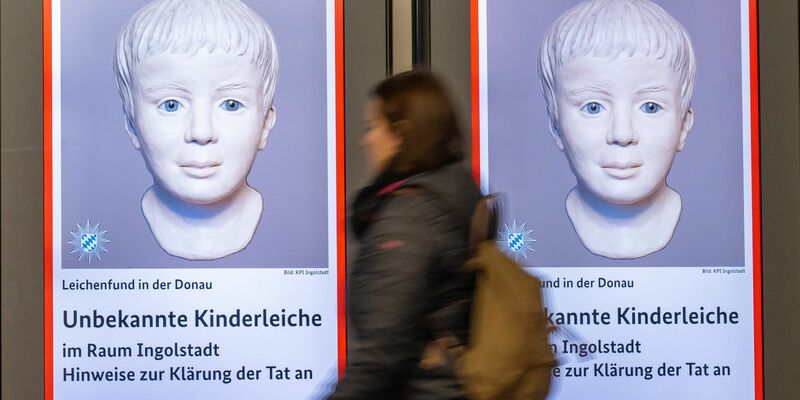 Fahndungsplakat mit dem rekonstruierten Bild des toten Jungen. - Foto: Peter Kneffel/dpa