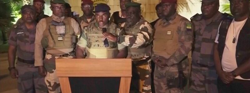 Die Videoaufnahme zeigt den Sprecher der meuternden Soldaten, der im staatlichen Fernsehen verkündet, dass sie die Macht übernommen haben. - Foto: Uncredited/GABON 24/AP/dpa