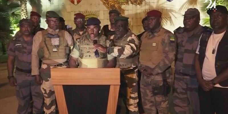 Die Videoaufnahme zeigt den Sprecher der meuternden Soldaten, der im staatlichen Fernsehen verkündet, dass sie die Macht übernommen haben. - Foto: Uncredited/GABON 24/AP/dpa