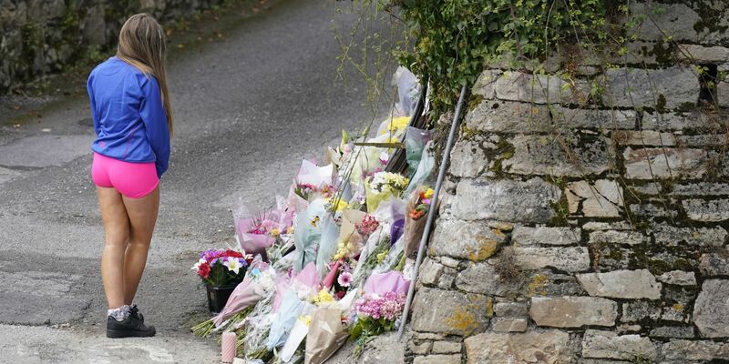 Trauerbekundungen an der Steinmauer im irischen Clonmel, wo vier junge Menschen bei einem Unfall ums Leben kamen. - Foto: Niall Carson/PA Wire/dpa