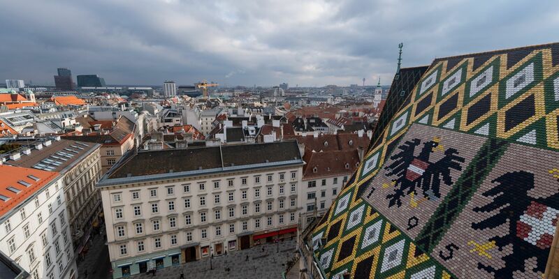 Blick vom Nordturm des Stephansdoms auf Wien: In Österreich wird für einen Großteil der Mieten in den nächsten drei Jahren ein Preisdeckel eingeführt. - Foto: Robert Michael/dpa-Zentralbild/dpa