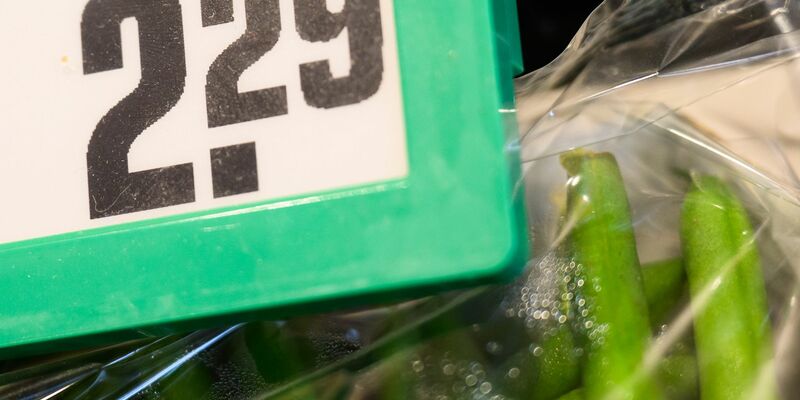 Steigende Preise im August 2023. - Foto: Julian Stratenschulte/dpa