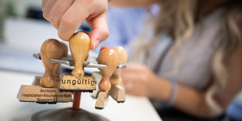Stempel im Ausbildungsbürgeramt in Berlin. Justizminister Marco Buschmann ist davon überzeugt, dass viele Betriebe in Deutschland unter einem bürokratischen Burn-Out leiden. - Foto: Sebastian Christoph Gollnow/dpa