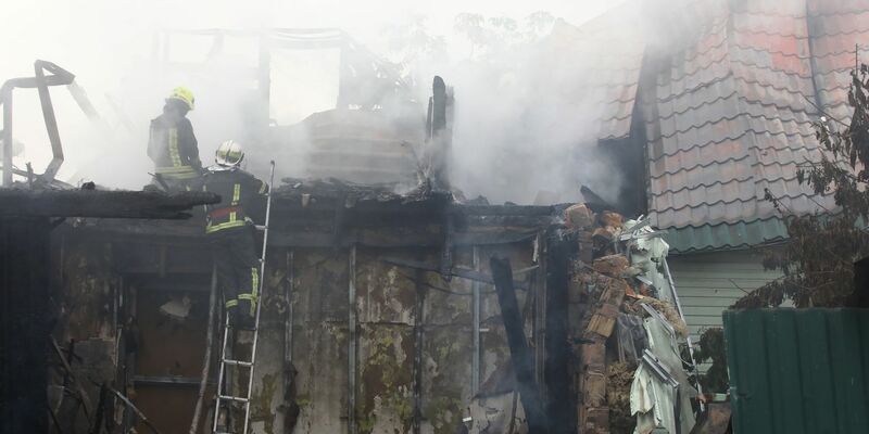 Feuerwehrleute löschen nach einem Raketenangriff nahe Kiew. - Foto: Ukrinform/dpa