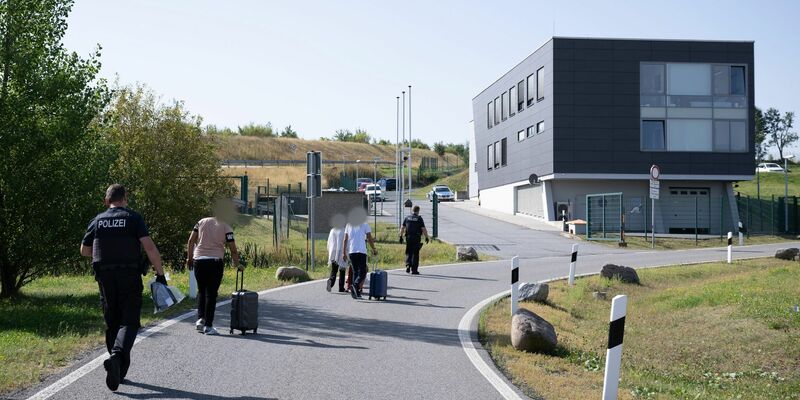 Bundespolizisten nehmen auf einem Rastplatz an der Autobahn 17 vier mutmaßliche Schleuser in Gewahrsam. - Foto: Sebastian Kahnert/dpa