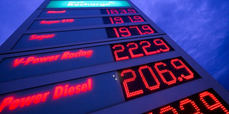 Spritpreise leuchten auf der Anzeigetafel einer Tankstelle. - Foto: Julian Stratenschulte/dpa