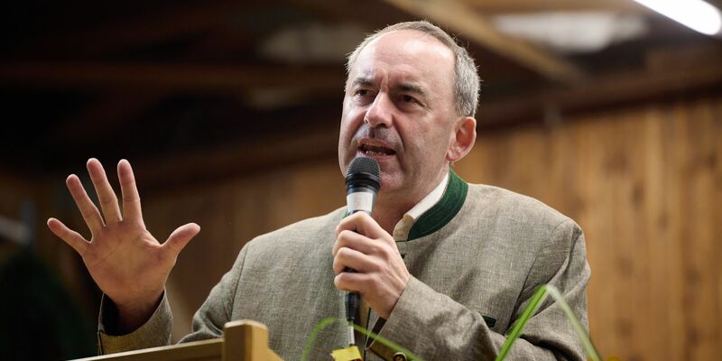 Markus Söder (CSU) hat seinen Vize Hubert Aiwanger aufgefordert, alle im Raum stehenden Vorwürfe schnell und umfassend zu klären. - Foto: Tobias C. Köhler/dpa