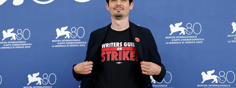 Jurypräsident Damien Chazelle
trägt ein T-Shirt mit dem Slogan «Writers Guild on Strike» in Venedig. - Foto: Vianney Le Caer/Invision/AP/dpa