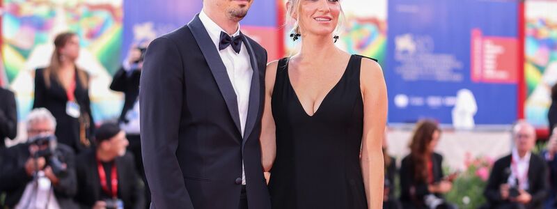 Jury-Präsident Damien Chazelle ist mit seiner Frau Olivia Hamilton nach Venedig gekommen. - Foto: Vianney Le Caer/Invision/AP/dpa
