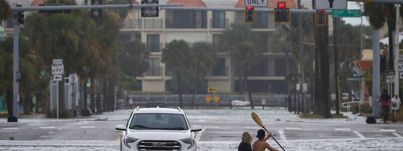Eine überflutete Straße in St. Pete Beach (Florida). - Foto: Chris Urso/Tampa Bay Times via ZUMA Press/dpa