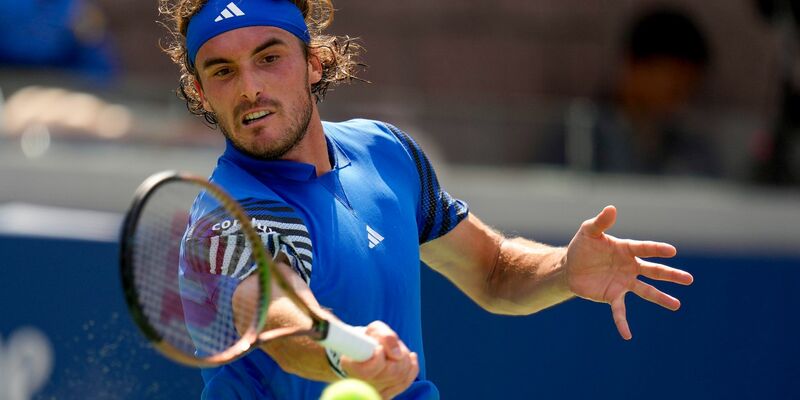 Stefanos Tsitsipas musste sich dem Schweizer Dominic Stricker geschlagen geben. - Foto: Manu Fernandez/AP/dpa
