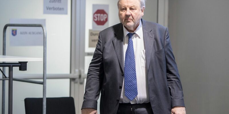 Der angeklagte Hanno Berger gilt als Architekt der Cum-Ex-Deals, bei dem sich Banken und Investoren nie gezahlte Kapitalertragssteuern erstatten ließen und den Staat um Milliarden Euro geprellt haben sollen. - Foto: Helmut Fricke/dpa