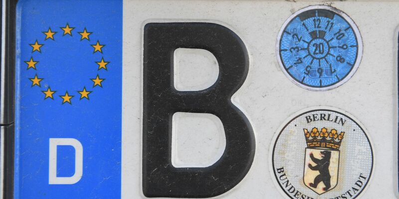 Wer sein Auto oder Motorrad anmelden will, kann sich ab dem 1. September den Gang zum Amt sparen. - Foto: Stefan Sauer/dpa