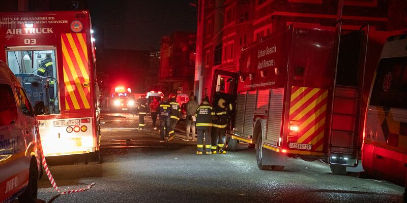 Feuerwehrleute kämpfen in Johannesburg gegen den Großbrand. - Foto: Uncredited/AP/dpa