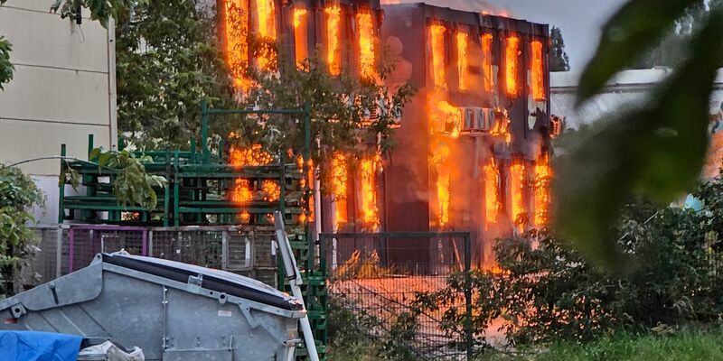 Eine Lagerhalle mit Maschinenteilen und Papier ist in Berlin-Marzahn in Brand geraten. - Foto: Sappeck/BLP/dpa