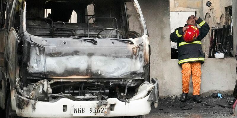 In einem Wohnhaus mit Textilfabrik in Quezon City ist ein Feuer ausgebrochen. Mindestens 16 Menschen kamen dabei ums Leben. - Foto: Aaron Favila/AP/dpa