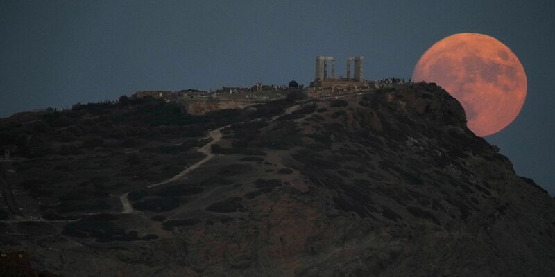 Zeitungen an einem Verkaufsstand in Athen. - Foto: Thanassis Stavrakis/AP/dpa