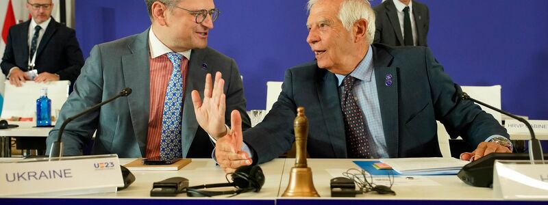 Josep Borrell (r), EU-Außenbeauftragter, und Dmytro Kuleba, Außenminister der Ukraine, sprechen miteinander am zweiten Tag des Treffens der EU-Außenminister in Toledo. - Foto: Andrea Comas/AP/dpa