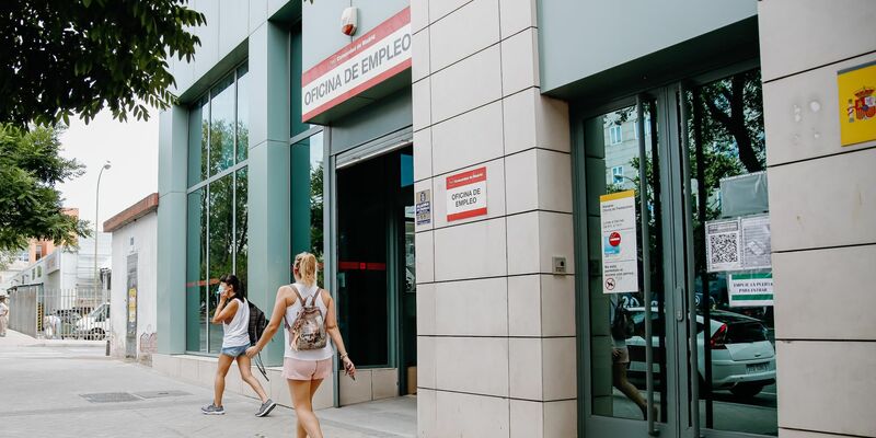 Menschen gehen an einem Arbeitsamt in Madrid vorbei: Die Zahl der registrierten Arbeitslosen in der Eurozone ist so tief wie noch nie seit Einführung des Euro. - Foto: Carlos Luján/EUROPA PRESS/dpa