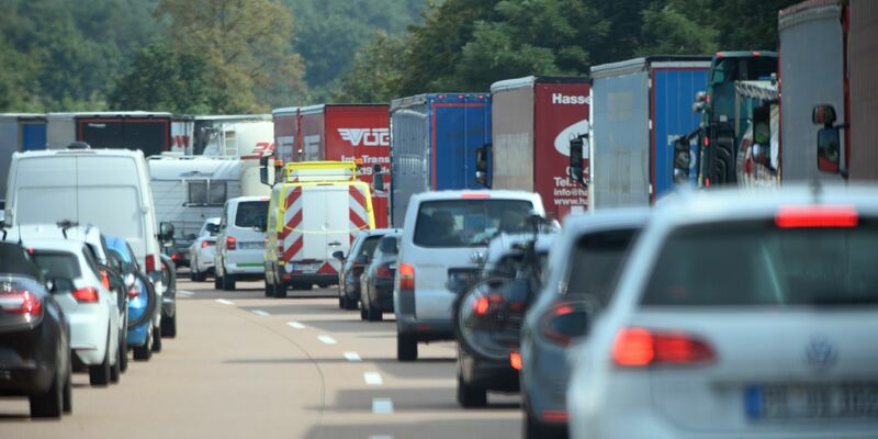 Fahrzeuge stehen auf der Autobahn A2 wegen eines Verkehrsunfalls im Stau und haben eine Rettungsgasse gebildet. - Foto: Soeren Stache/dpa/Symbolbild