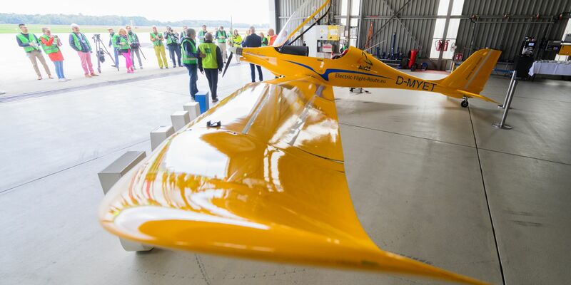 Das E-Flugzeug «Elektra Trainer» am Flughafen Hannover. - Foto: Julian Stratenschulte/dpa