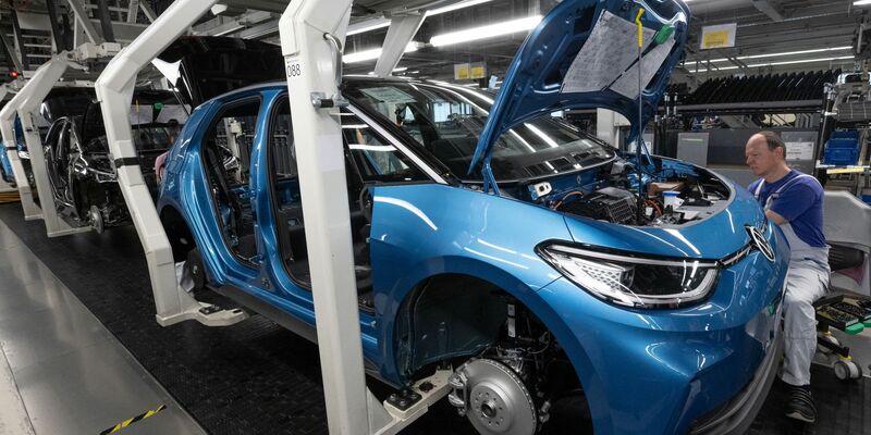Ein Modell der neuen Generation des ID.3 wird im Werk von Volkswagen in Zwickau montiert. - Foto: Hendrik Schmidt/dpa