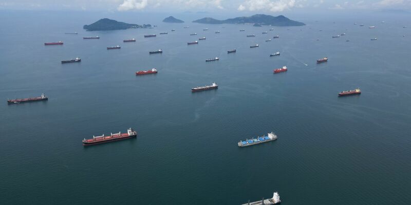Auf der pazifischen Seite des Kanals sind Schiffe zu sehen, die darauf warten, den Panamakanal zu überqueren. - Foto: Mauricio Valenzuela/dpa