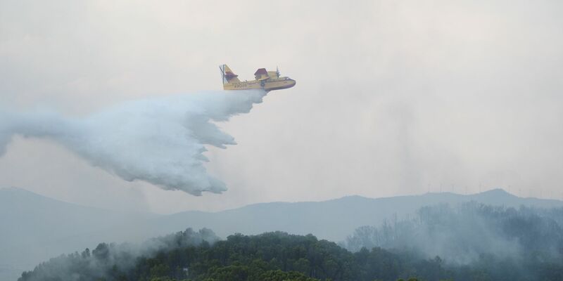 Ein Flugzeug der Luftwaffe versucht, ein Feuer in Spanien zu löschen. Verheerende Waldbrände zeigen laut NEF-Experte Sebastian Mang die Schwere der Klimakrise. - Foto: Eduardo Sanz/EUROPA PRESS/dpa