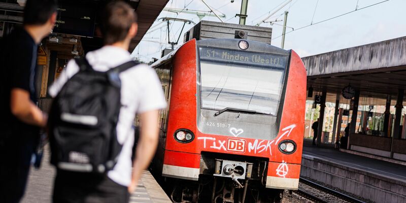 Eine Regionalbahn der Deutschen Bahn fährt am Morgen in den Hauptbahnhof Hannover ein. - Foto: Michael Matthey/dpa