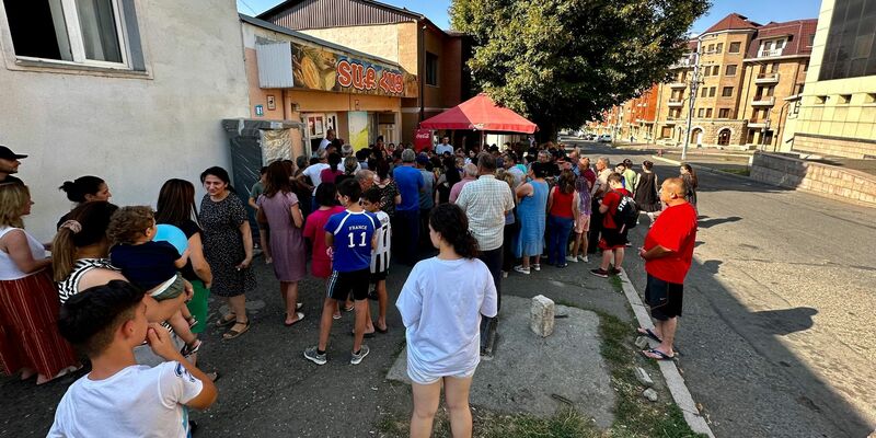 Menschen stehen vor einer Bäckerei in Stepanakert, Berg-Karabach, um Brot an. Die Lage in der Enklave hat sich aufgrund der Blockade zuletzt weiter zugespitzt. - Foto: Marut Vanyan/dpa
