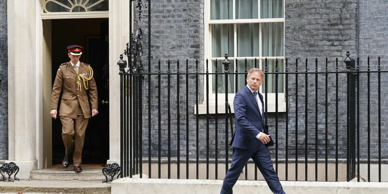 Grant Shapps verlässt die Downing Street nach seiner Ernennung zum Verteidigungsminister. - Foto: Stefan Rousseau/PA Wire/dpa