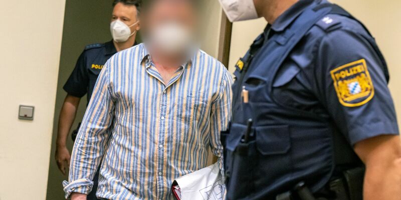 Der Angeklagte wird von der Polizei in den Gerichtssaal geführt. Der Russe soll im Auftrag der tschetschenischen Regierung den Mord an einem in Deutschland lebenden Oppositionellen und Kritiker des tschetschenischen Präsidenten Kadyrow vorbereitet haben. - Foto: Peter Kneffel/dpa