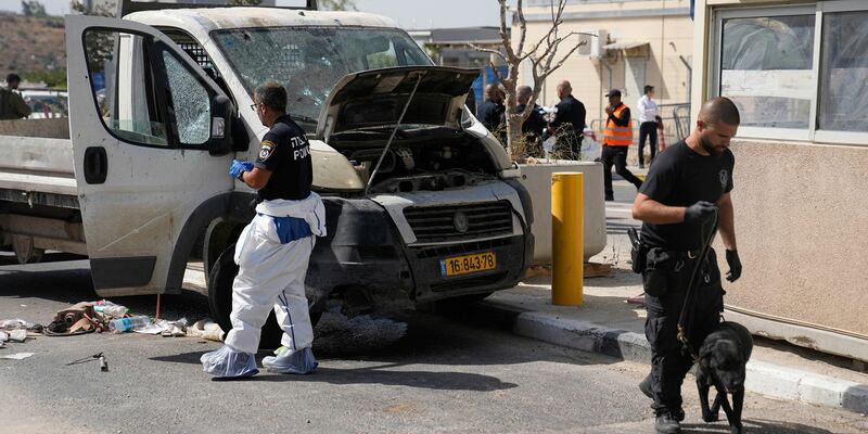 Israelische Sicherheitskräfte inspizieren den Schauplatz einer mutmaßlichen Auto-Attacke. - Foto: Ohad Zwigenberg/AP/dpa