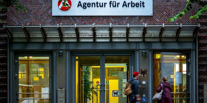 2022 nahmen 481.000 Menschen, die Bürgergeld bekommen haben, einen Job im ersten Arbeitsmarkt auf. - Foto: Sina Schuldt/dpa
