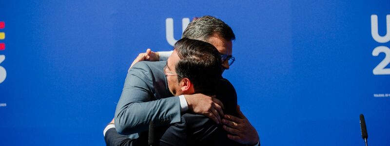 Herzliche Umarmung: der ukrainische Außenminister Dmytro Kuleba und sein spanischer Amtskollege José Manuel Albares in Toledo. - Foto: Mateo Lanzuela/EUROPA PRESS/dpa