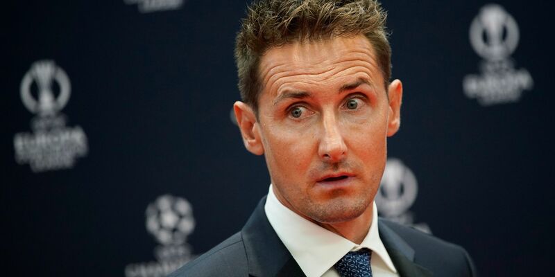 Miroslav Klose wurde von der UEFA mit dem President's Award ausgezeichnet. - Foto: Daniel Cole/AP/dpa