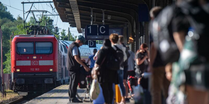 Das Deutschlandticket lockt einer aktuellen Umfrage zufolge viele Menschen in den öffentlichen Personennahverkehr. - Foto: Stefan Sauer/dpa