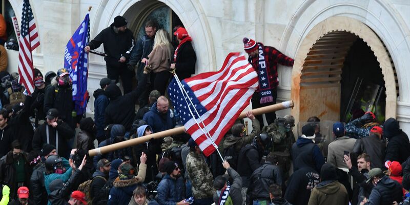 Anhänger von Donald Trump stürmen am 6. Januar 2021 das US-Kapitol. - Foto: Essdras M. Suarez/ZUMA Wire/dpa