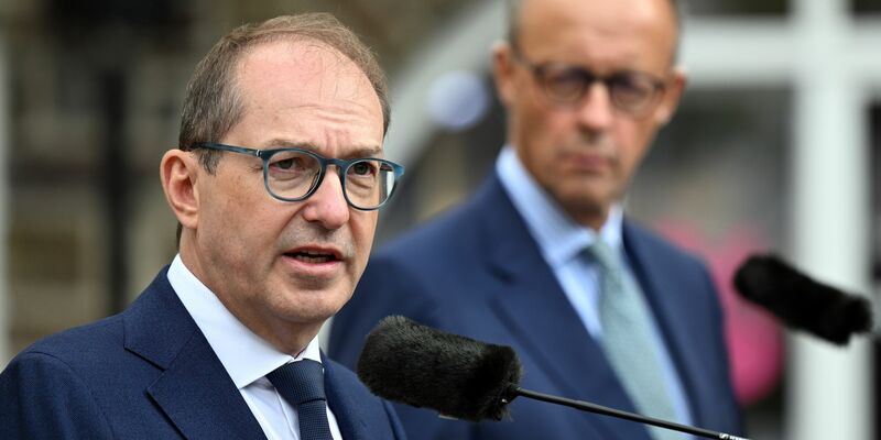CDU-Chef Friedrich Merz und Alexander Dobrindt, Vorsitzender der CSU-Landesgruppe im Bundestag, in Schmallenberg. - Foto: Federico Gambarini/dpa