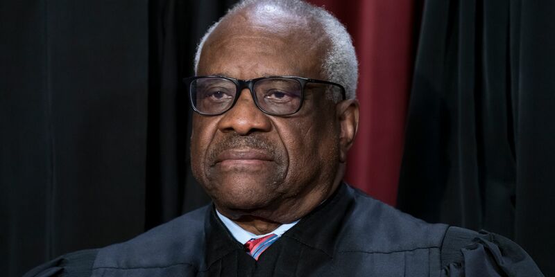 US-Richter Clarence Thomas hat Flüge in einer Maschine des Immobilienmoguls Harlan Crow sowie Hotelbuchungen auf dessen Kosten offengelegt. - Foto: J. Scott Applewhite/AP