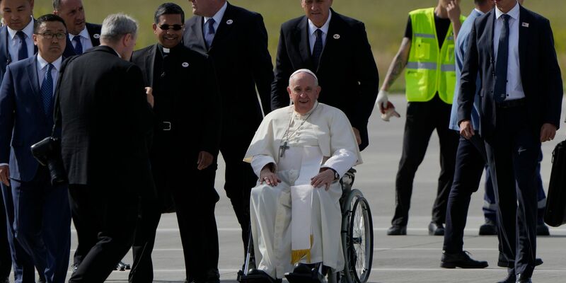 Papst Franziskus kommt auf dem internationalen Flughafen Chinggis Khaan an. - Foto: Ng Han Guan/AP