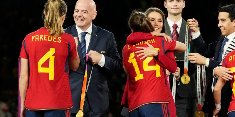 Spaniens Irene Paredes (l) erhält die Goldmedaille von FIFA-Präsident Gianni Infantino (2.v.l) während der Medaillenzeremonie nach dem Finale. - Foto: Rick Rycroft/AP/dpa
