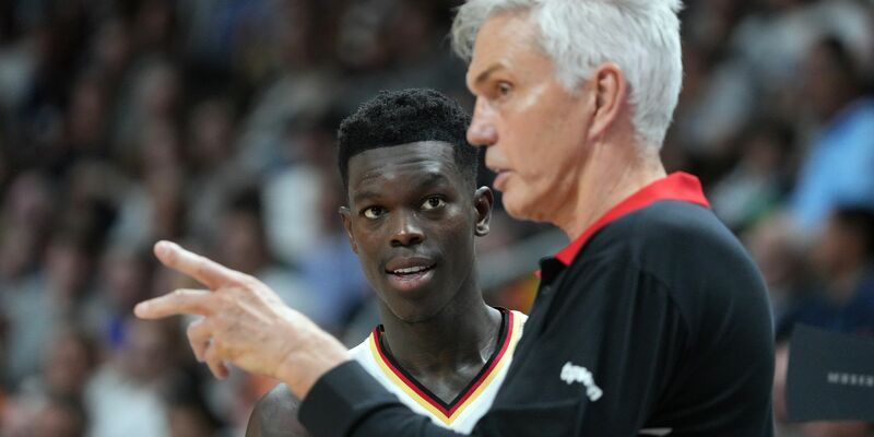 Haben Georgien vor der Brust: Gordon Herbert (r) und Kapitän Dennis Schröder. - Foto: Soeren Stache/dpa