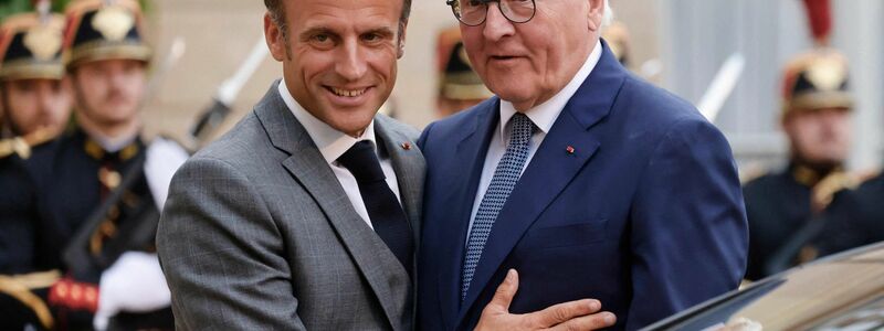 Emmanuel Macron begrüßt Frank-Walter Steinmeier. - Foto: Ludovic Marin/AFP/dpa