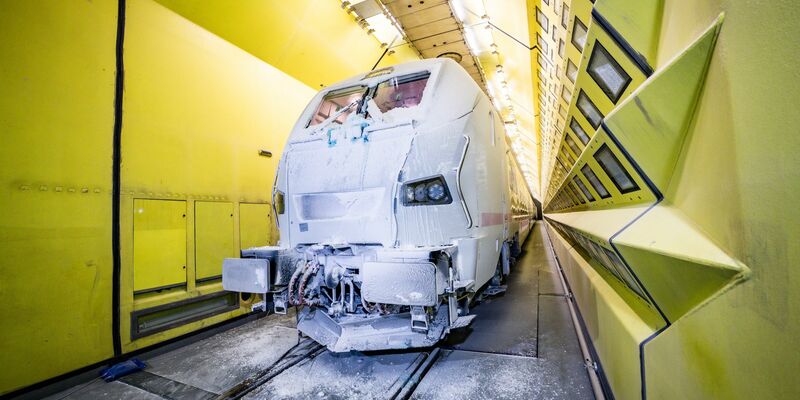 Eine Frostschicht bedeckt die Front einer ICE-L-Lokomotive im Klima-Wind-Kanal in Wien. - Foto: Tobias Holzer/Deutsche Bahn AG/dpa